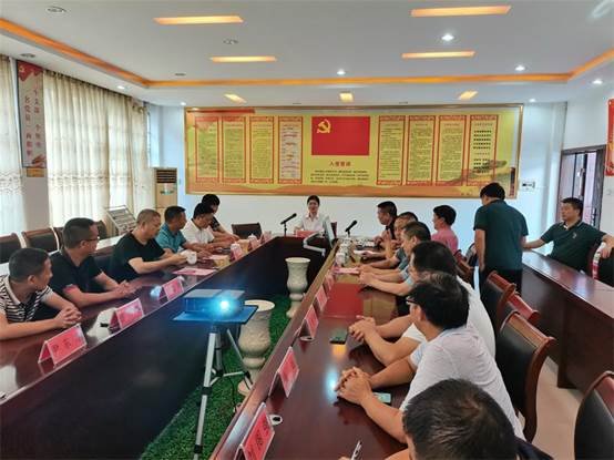 縣委副書記郭向榮率隊到洞口四中開展教師節(jié)慰問運動