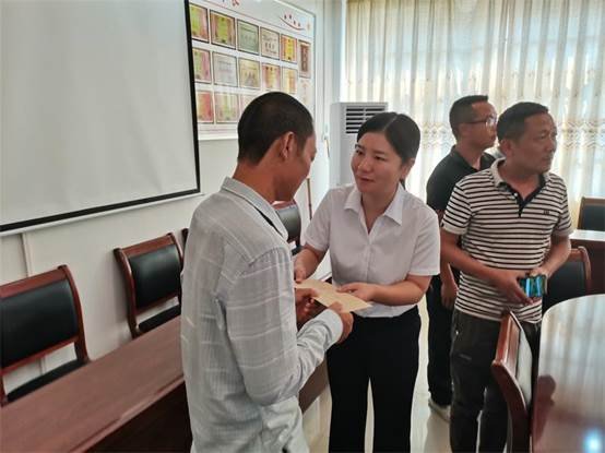 縣委副書記郭向榮率隊到洞口四中開展教師節(jié)慰問運動