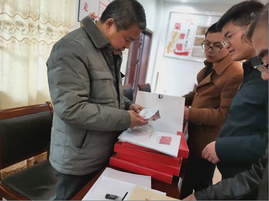 洞口縣教育局向?qū)矶纯谒闹袡z查工作