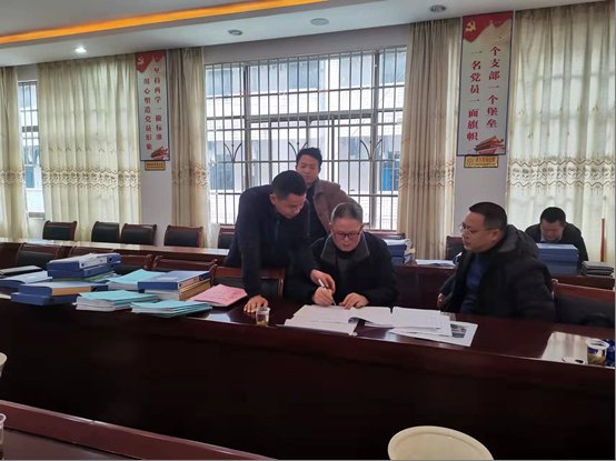 洞口縣教育局向?qū)矶纯谒闹袡z查工作