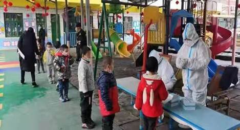 核酸檢測(cè)進(jìn)校園 筑牢黌舍“防疫墻”