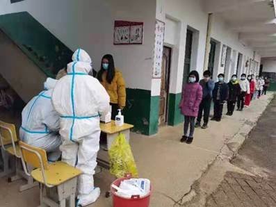 核酸檢測(cè)進(jìn)校園 筑牢黌舍“防疫墻”