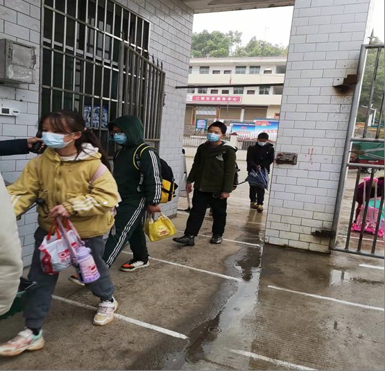 洞口縣茶場(chǎng)黌舍全力以赴多行動(dòng)夯實(shí)疫情防控