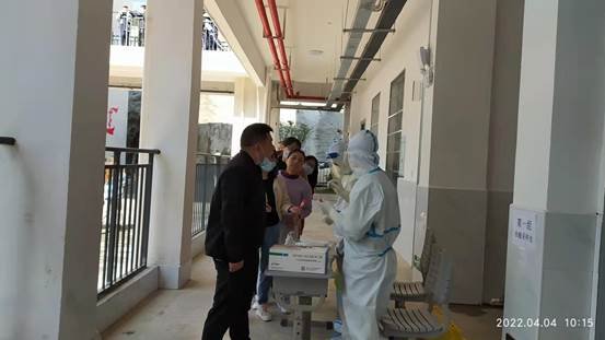 全體師生核酸檢測(cè) 統(tǒng)統(tǒng)為了克服疫情——邵陽(yáng)縣白倉(cāng)鎮(zhèn)芙蓉黌舍師生進(jìn)行核酸檢測(cè)小記