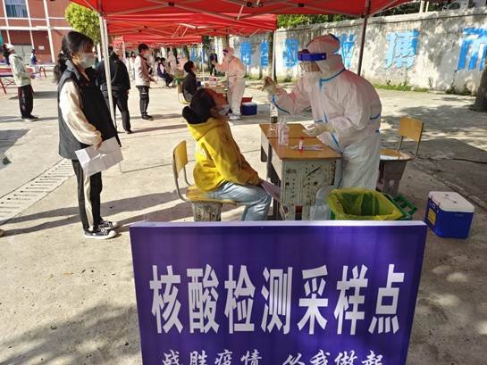 共抗疫情 你我偕行——金稱市鎮(zhèn)中學(xué)舉行師生全員核酸檢測(cè)應(yīng)急演練運(yùn)動(dòng)