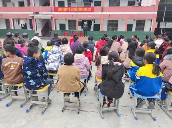 心理輔導公益講座進山區(qū)校園