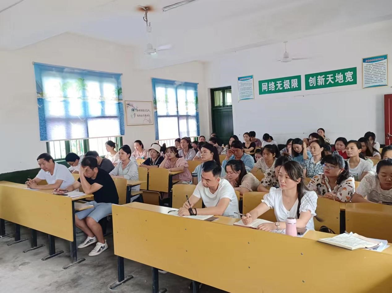 新寧縣回龍寺鎮(zhèn)蓮山片區(qū)學(xué)校(園)開展暑期師德師風(fēng)培訓(xùn)活動(dòng)
