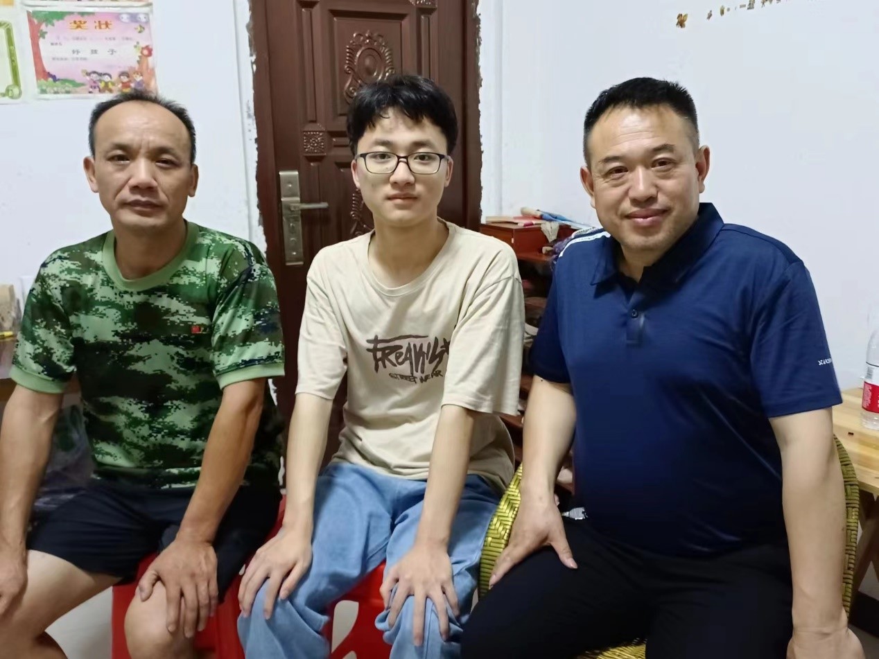 新寧縣第三中學(xué)暑期實(shí)行“千師訪萬(wàn)家”活動(dòng)