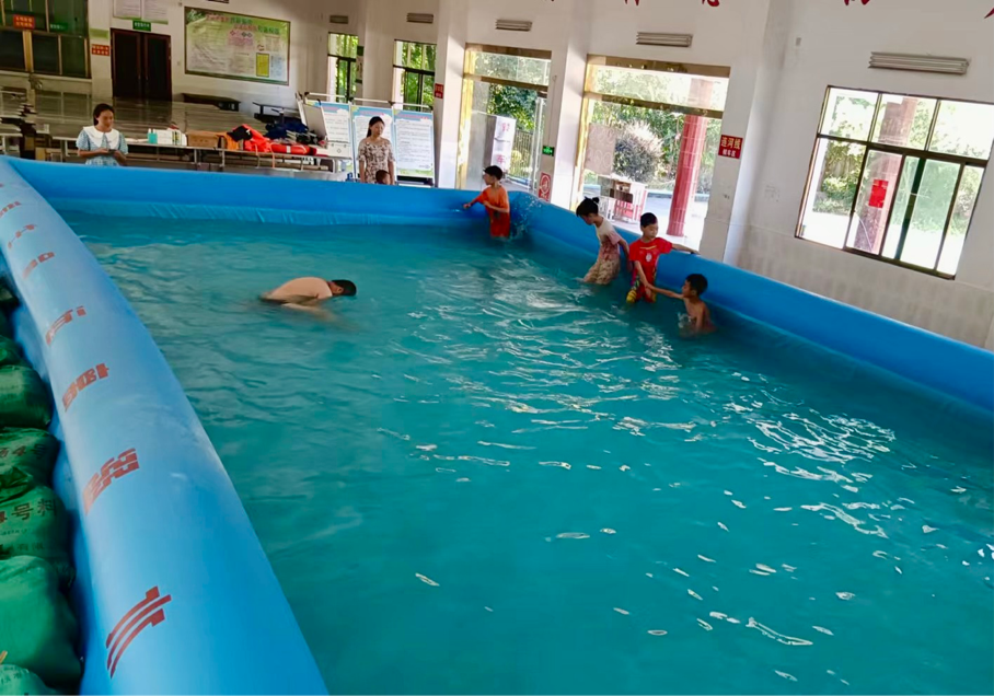 新寧縣清江橋鄉(xiāng)中心小學(xué)氣墊式游泳池開放營業(yè)