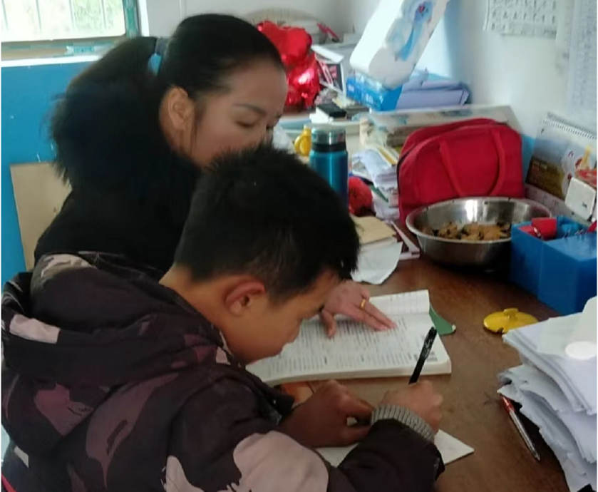 捧著一顆心來 不帶半根草去  ——新寧縣萬塘鄉(xiāng)中心小學(xué)優(yōu)秀教師羅靖老師