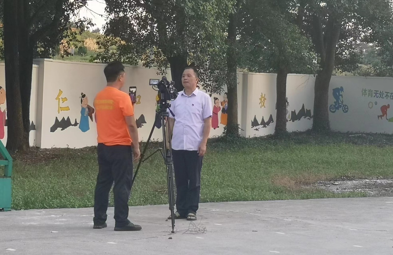 洞口縣茶場(chǎng)學(xué)校：愛(ài)心助學(xué)人士與鄉(xiāng)村師生共慶文化墻圓滿收工