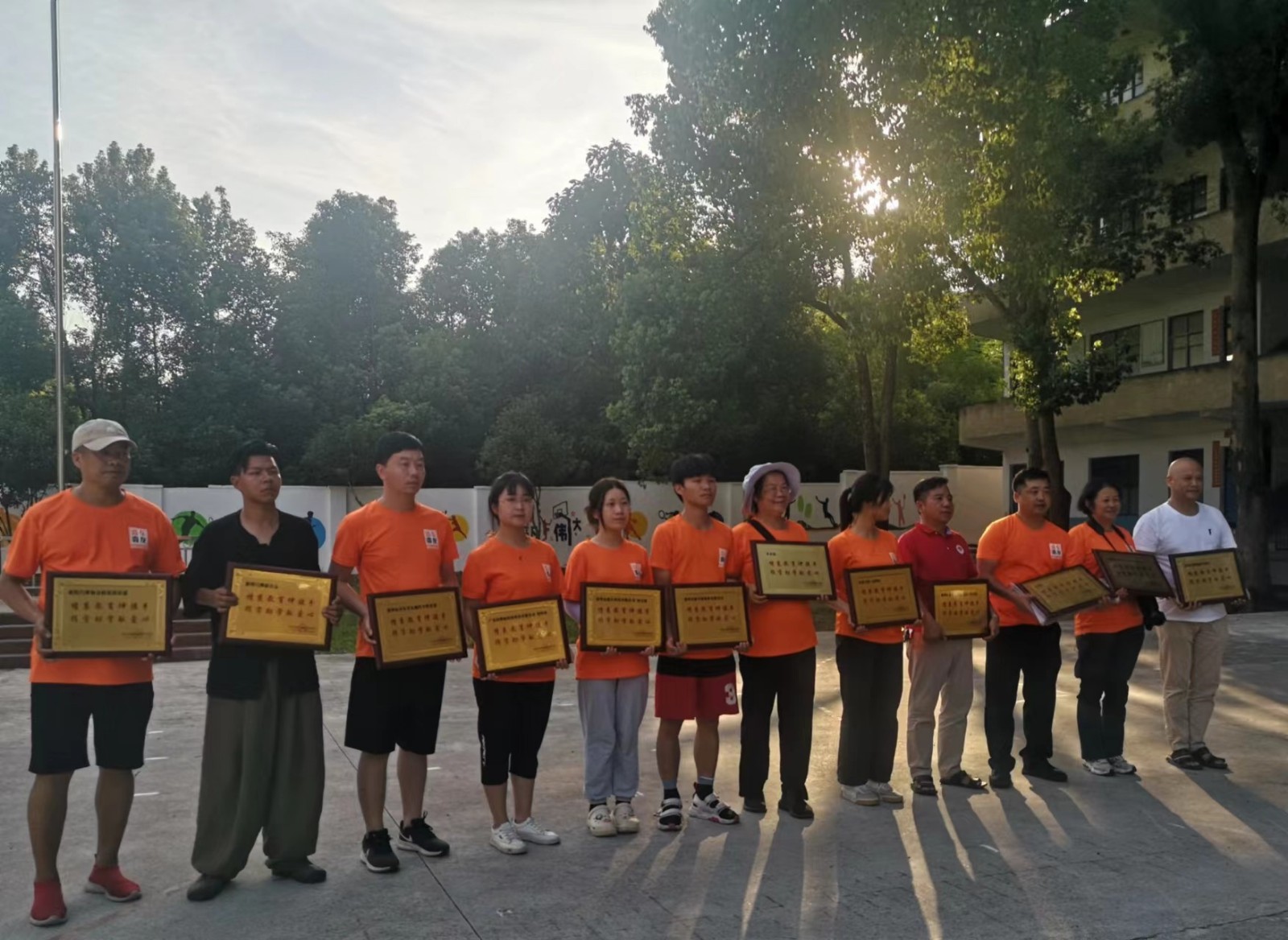 洞口縣茶場(chǎng)學(xué)校：愛(ài)心助學(xué)人士與鄉(xiāng)村師生共慶文化墻圓滿收工