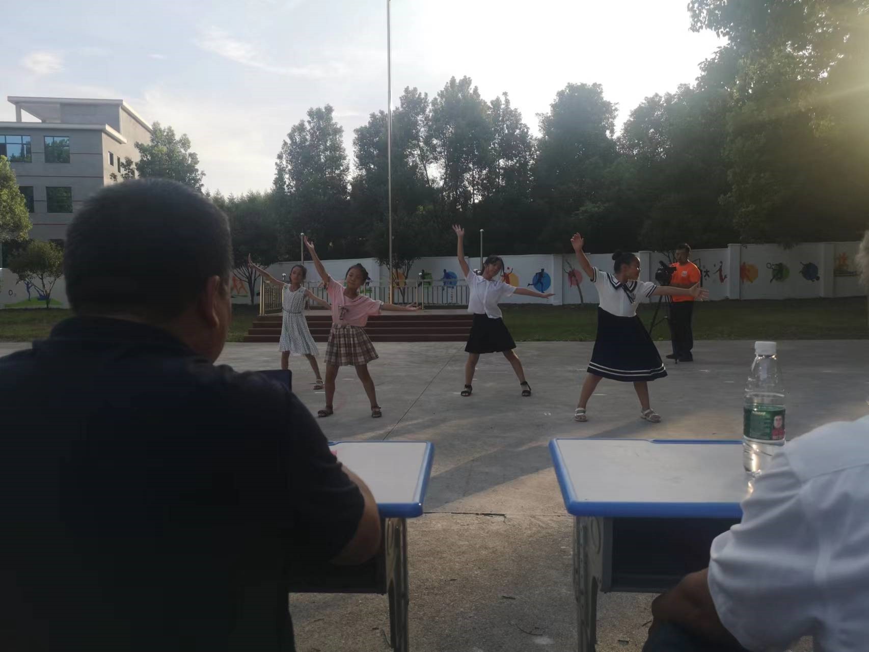 洞口縣茶場(chǎng)學(xué)校：愛(ài)心助學(xué)人士與鄉(xiāng)村師生共慶文化墻圓滿收工