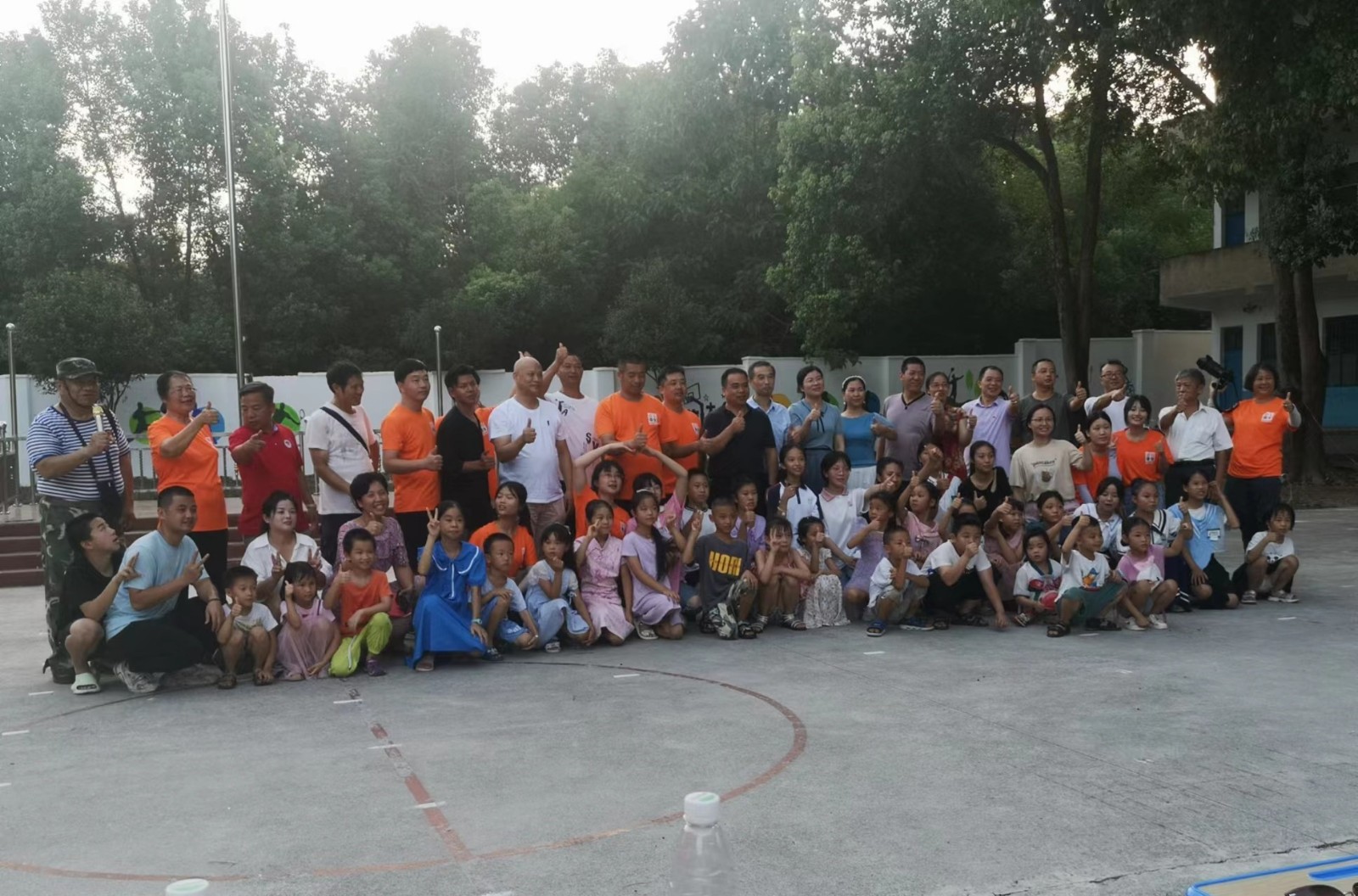 洞口縣茶場(chǎng)學(xué)校：愛(ài)心助學(xué)人士與鄉(xiāng)村師生共慶文化墻圓滿收工