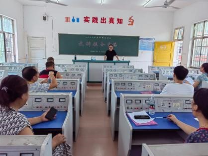 金稱市鎮(zhèn)中學(xué)開展暑期分組分科集中培訓(xùn)