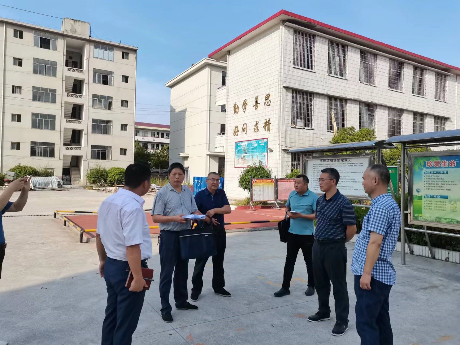 新邵縣嚴(yán)塘中學(xué)全力推進(jìn)鄉(xiāng)鎮(zhèn)寄宿制學(xué)校標(biāo)準(zhǔn)化建設(shè)