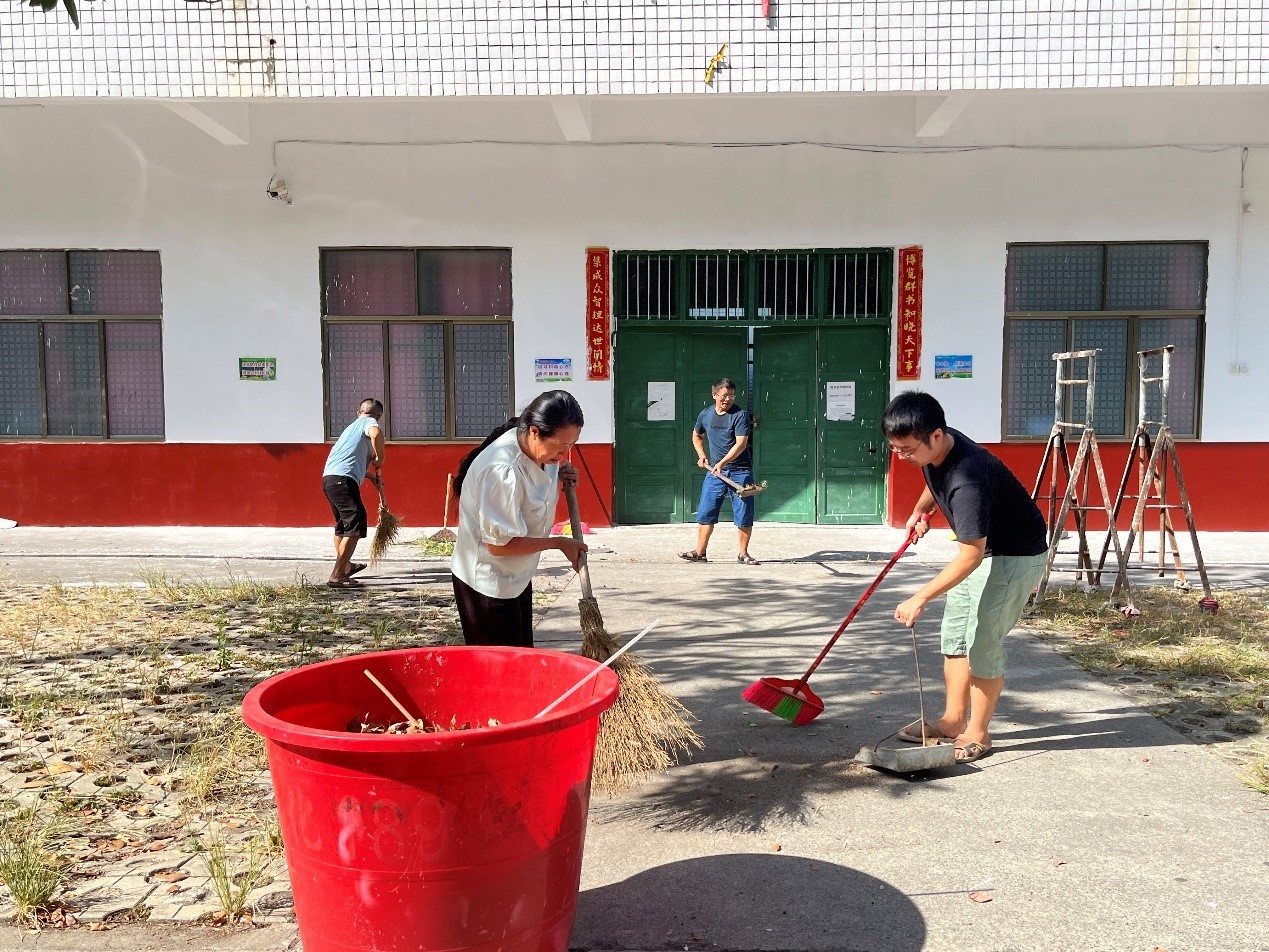全體教師齊動手，打掃衛(wèi)生待生歸  ----洞口管竹中學校園衛(wèi)生大掃除活動