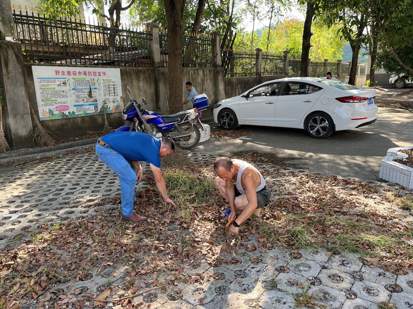 全體教師齊動手，打掃衛(wèi)生待生歸  ----洞口管竹中學校園衛(wèi)生大掃除活動