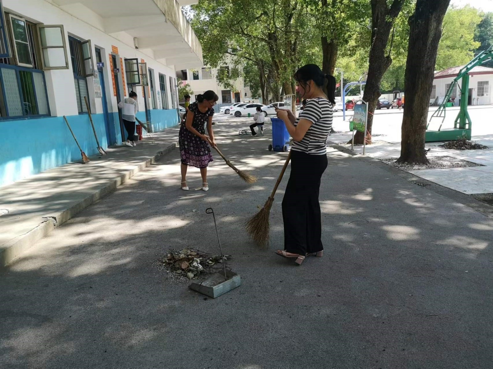 洞口縣茶場學(xué)校：老校園巧手換容顏 新學(xué)期添雙喜臨門