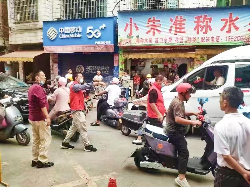 武岡市紅星小學(xué)開展校園周邊環(huán)境專項(xiàng)整治?動(dòng)