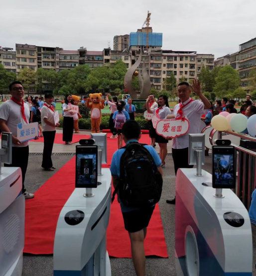 新邵縣釀溪三完?。盒聦W(xué)期開學(xué)校長帶隊(duì)別樣入學(xué)禮迎新生