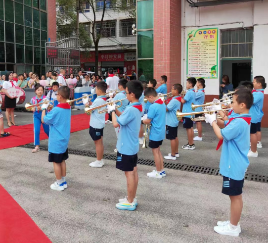 新邵縣釀溪三完小：新學(xué)期開學(xué)校長帶隊(duì)別樣入學(xué)禮迎新生