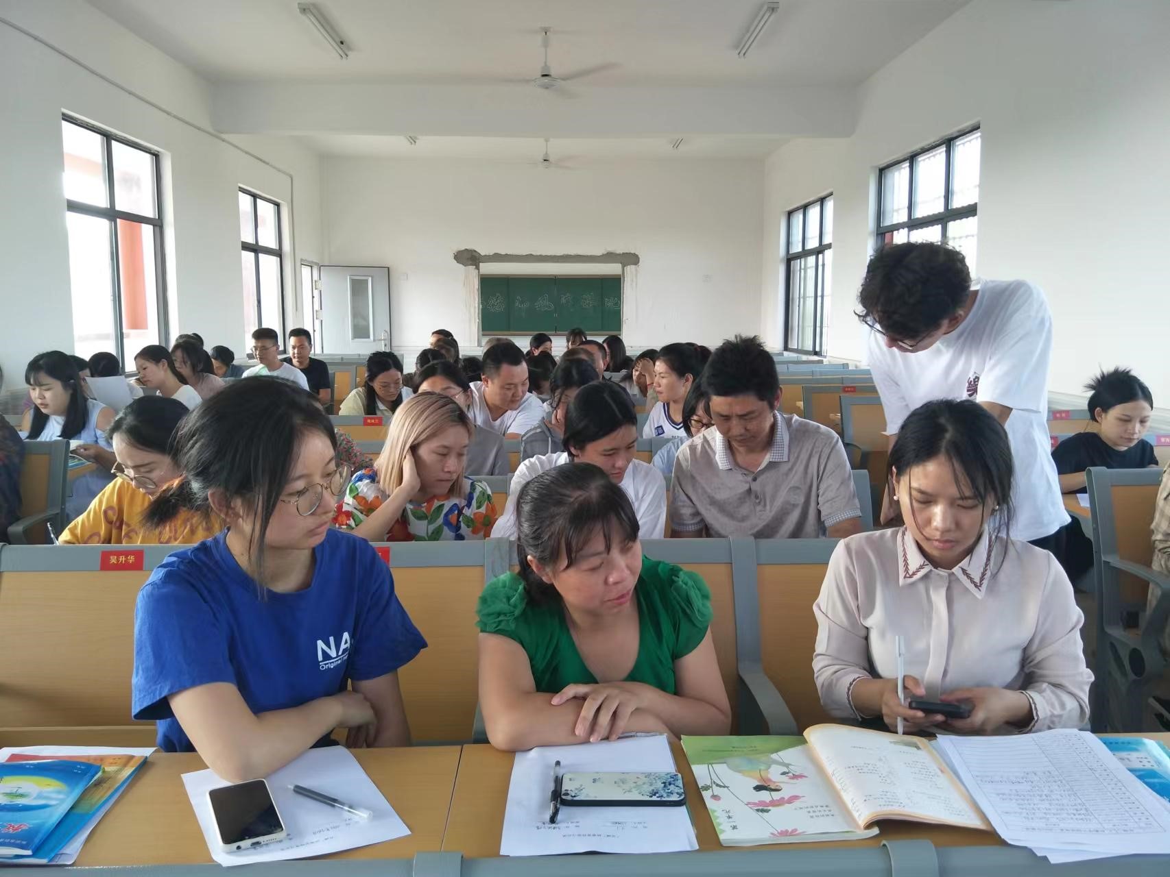邵陽縣下花橋鎮(zhèn)中心完全小學(xué)開展《義務(wù)教育課程標(biāo)準(zhǔn)（2022年版）》學(xué)習(xí)研討活動