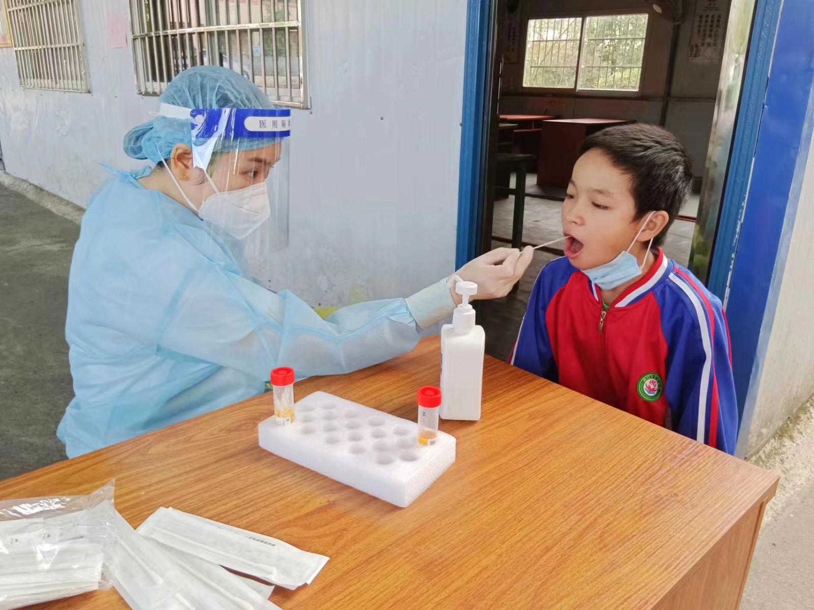 洞口縣花古中學(xué)開展新學(xué)期全員核酸檢測工作