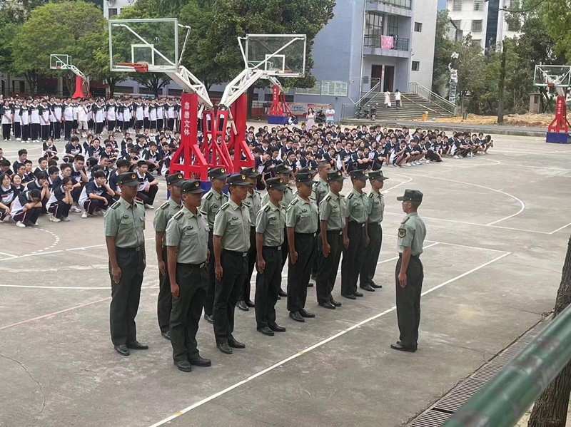 洞口四中隆重舉行2022級(jí)高一新生軍訓(xùn)開幕式