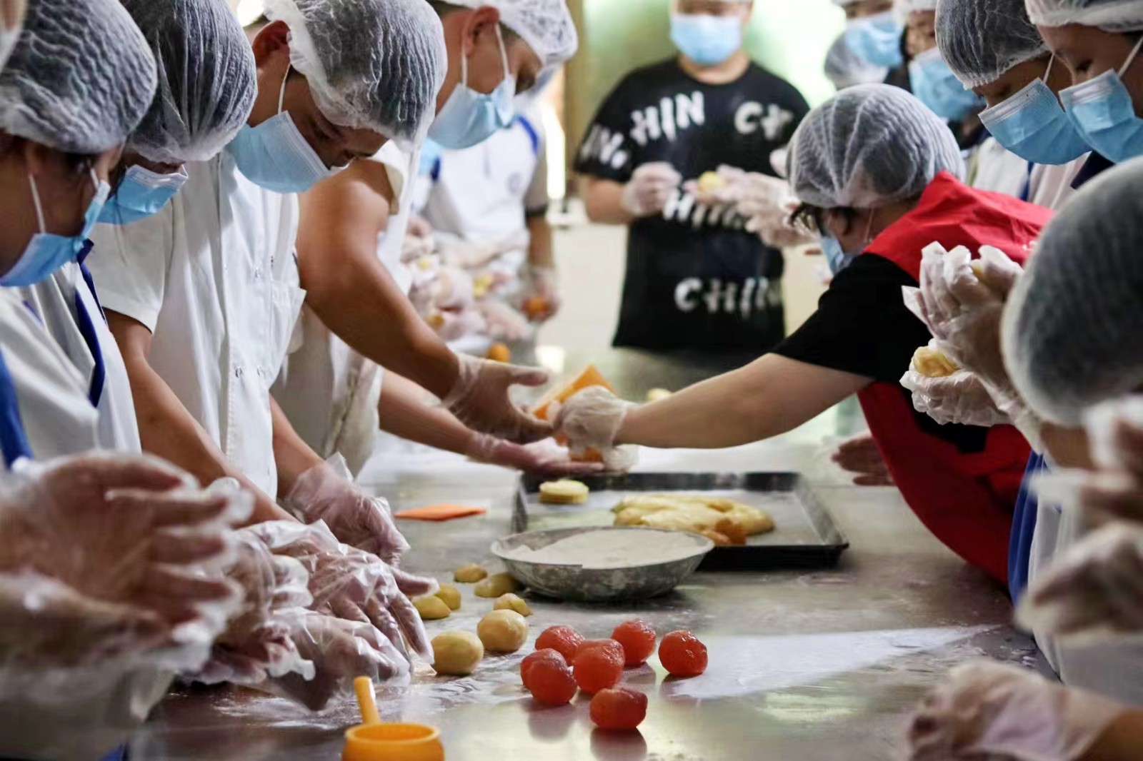 愛圓中秋月餅，情暖留守學(xué)生