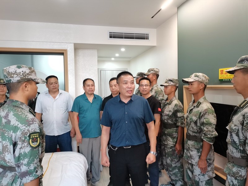 洞口四中校長李玉群一行慰問高一軍訓教官