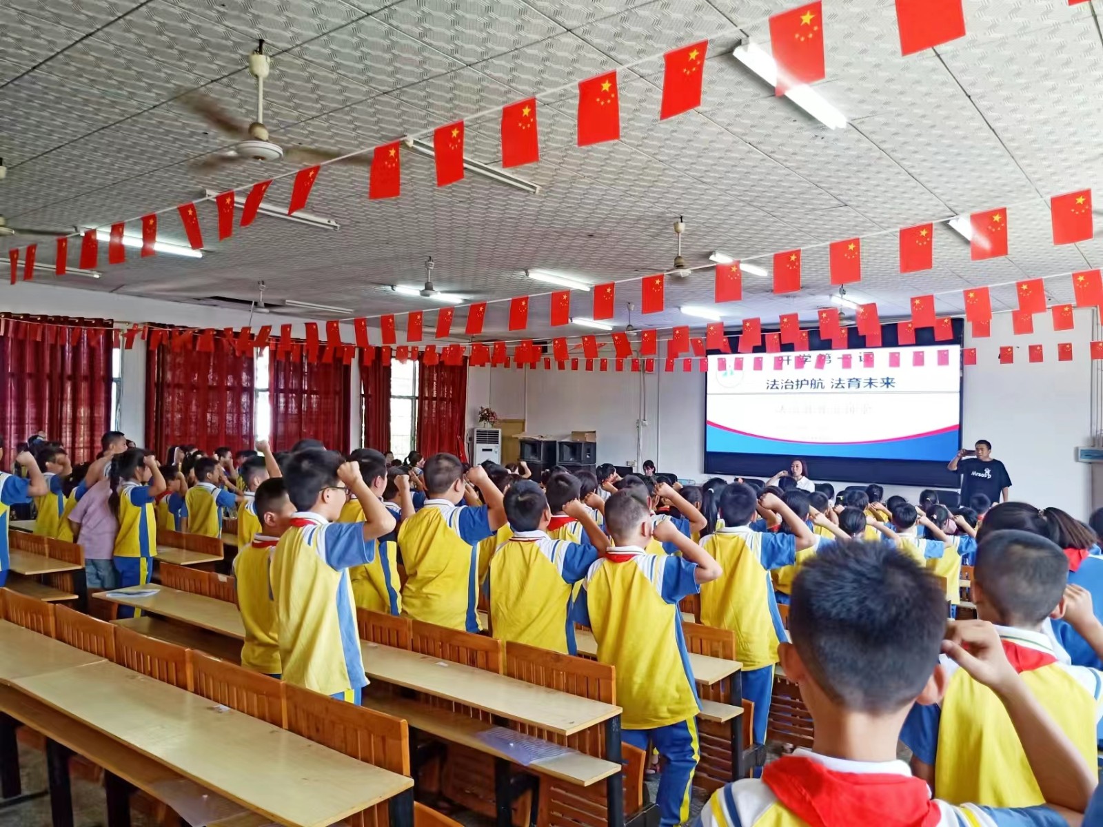 塘渡口鎮(zhèn)第一完全小學(xué)“法治護(hù)航，法育未來(lái)”法治講座進(jìn)校園