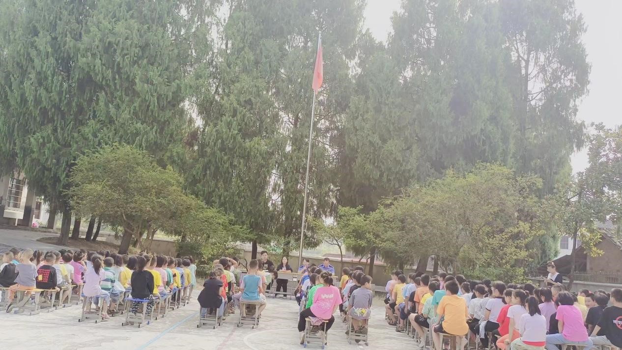 “弘揚(yáng)法制精神，構(gòu)建和諧校園”—洞口縣山門鎮(zhèn)毛坪完小  開展法制安全教育活動(dòng)