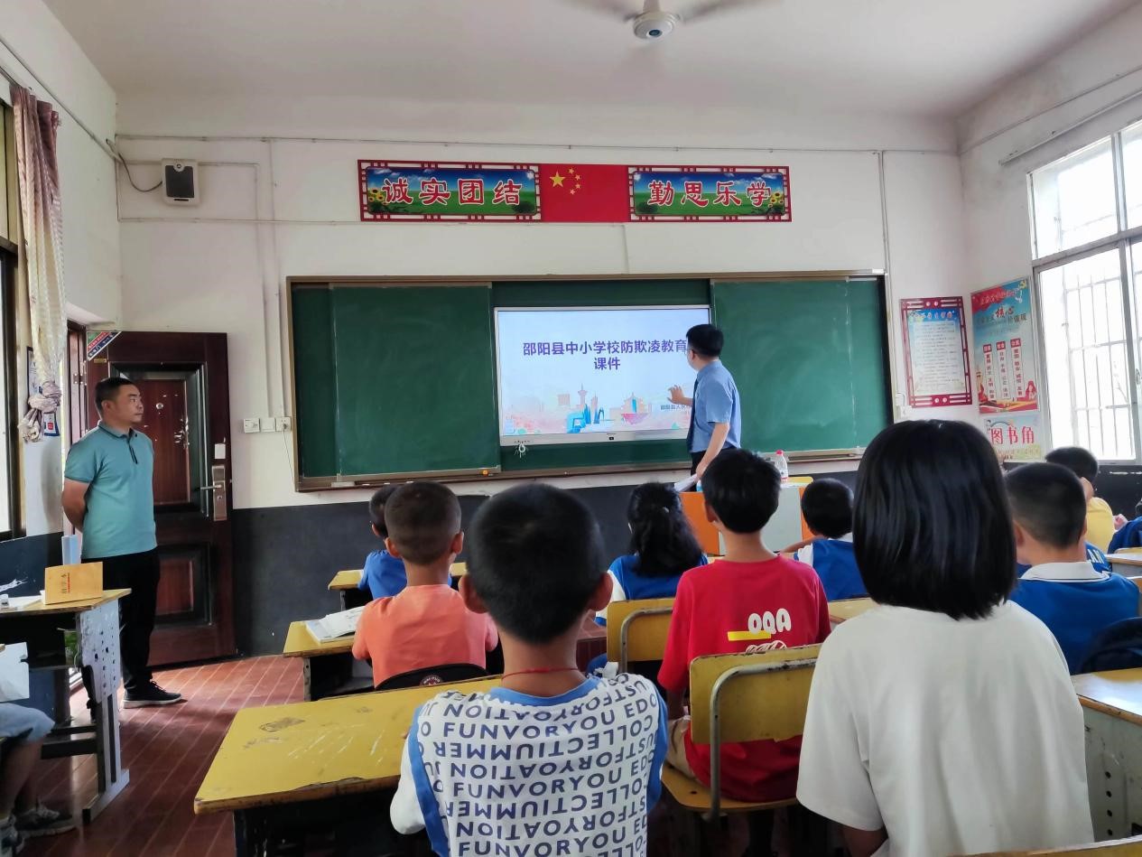 霞塘云中心完小法制教育進(jìn)校園之開(kāi)學(xué)第一課