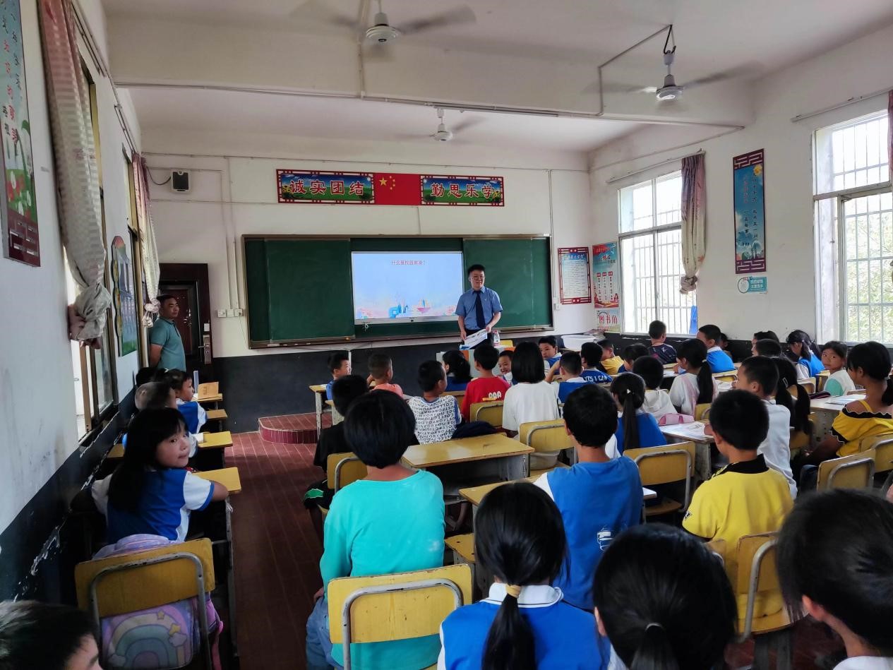 霞塘云中心完小法制教育進(jìn)校園之開(kāi)學(xué)第一課