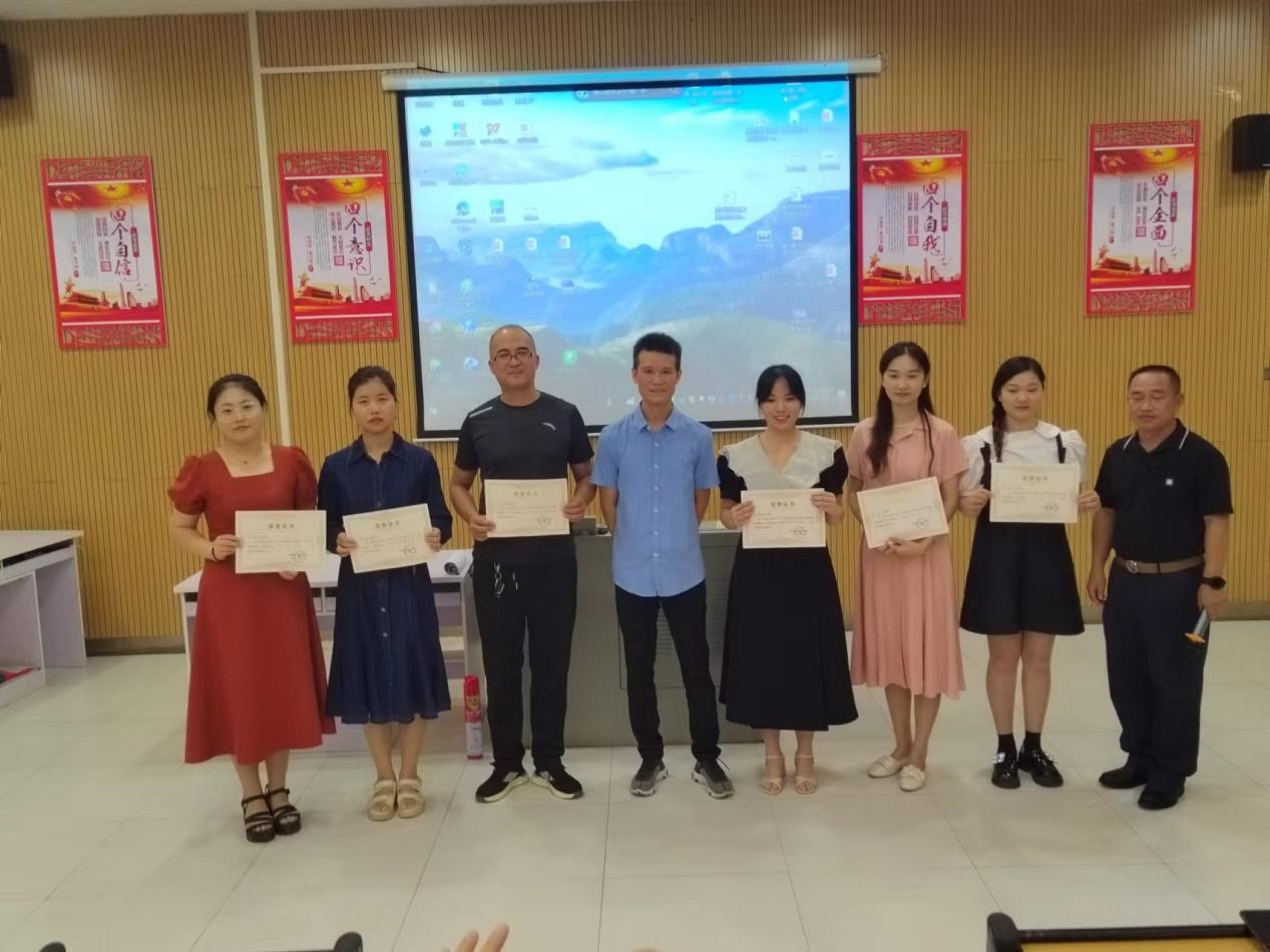 總結(jié)提升，展望未來—邵陽縣小學(xué)語文骨干教師培訓(xùn)總結(jié)表彰大會(huì)