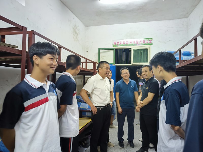 洞口四中：校長查寢記