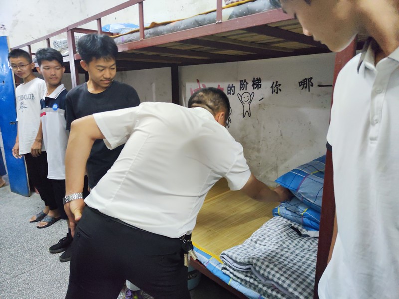 洞口四中：校長查寢記