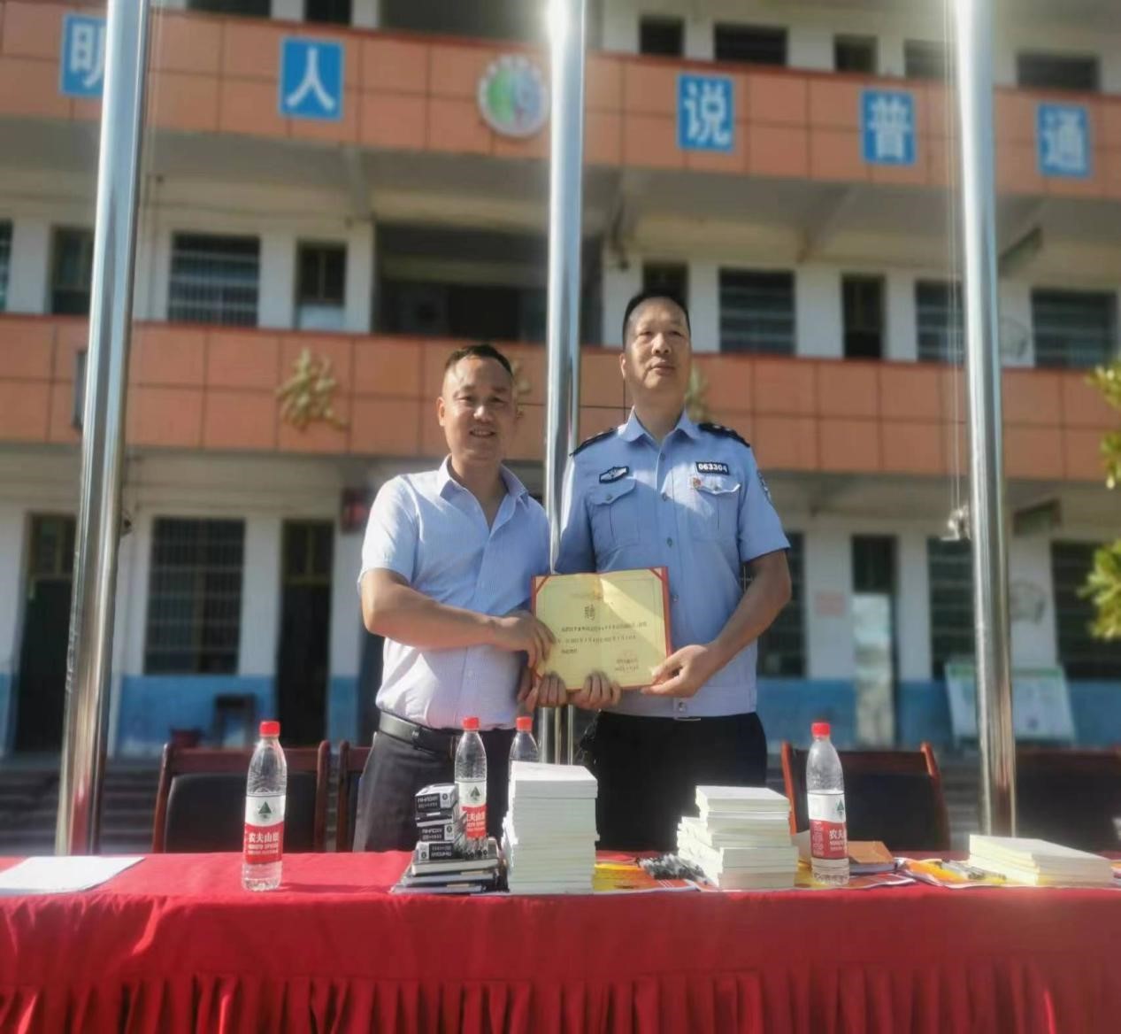 河伯鄉(xiāng)初級(jí)中學(xué)開展法治教育進(jìn)校園活動(dòng)