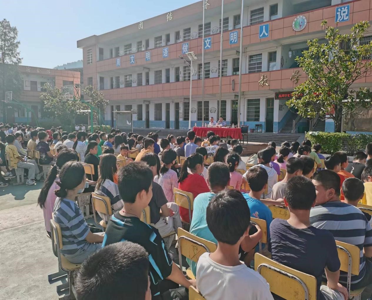 河伯鄉(xiāng)初級(jí)中學(xué)開展法治教育進(jìn)校園活動(dòng)