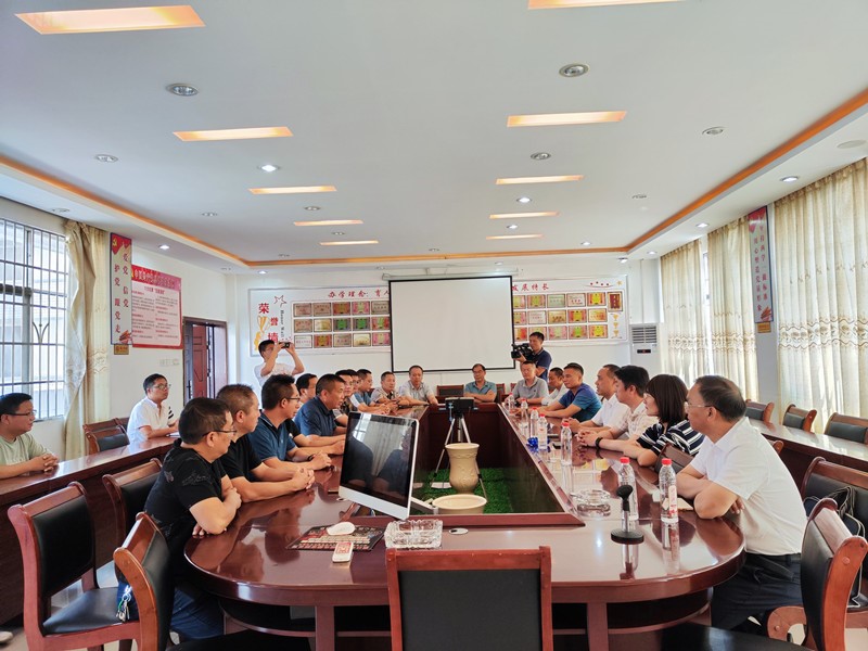 洞口縣政協(xié)主席尹小龍一行走訪慰問洞口四中教師