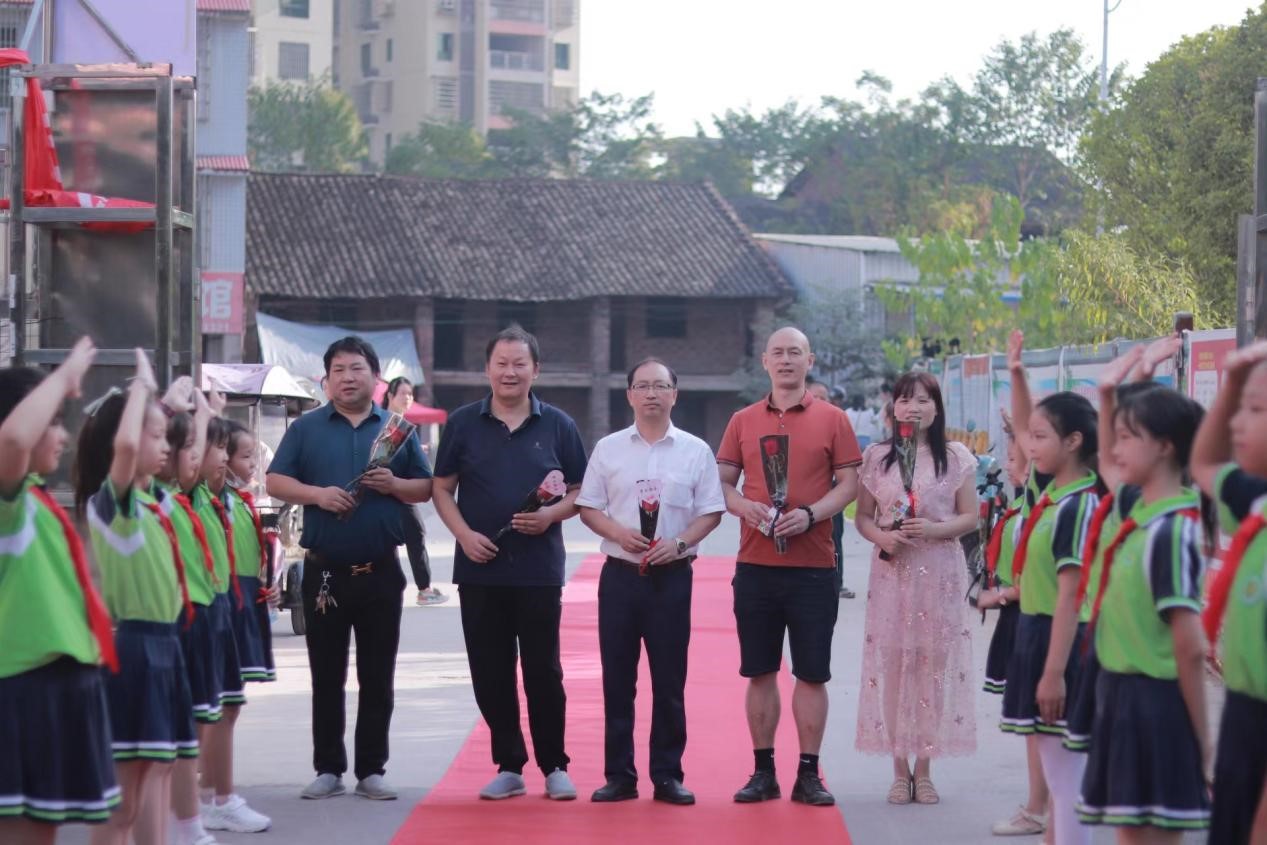 當(dāng)中秋“邂逅”教師節(jié)  節(jié)日清風(fēng)情滿校園  ——城區(qū)六完小舉行中秋、教師“雙節(jié)”慶?；顒?dòng)