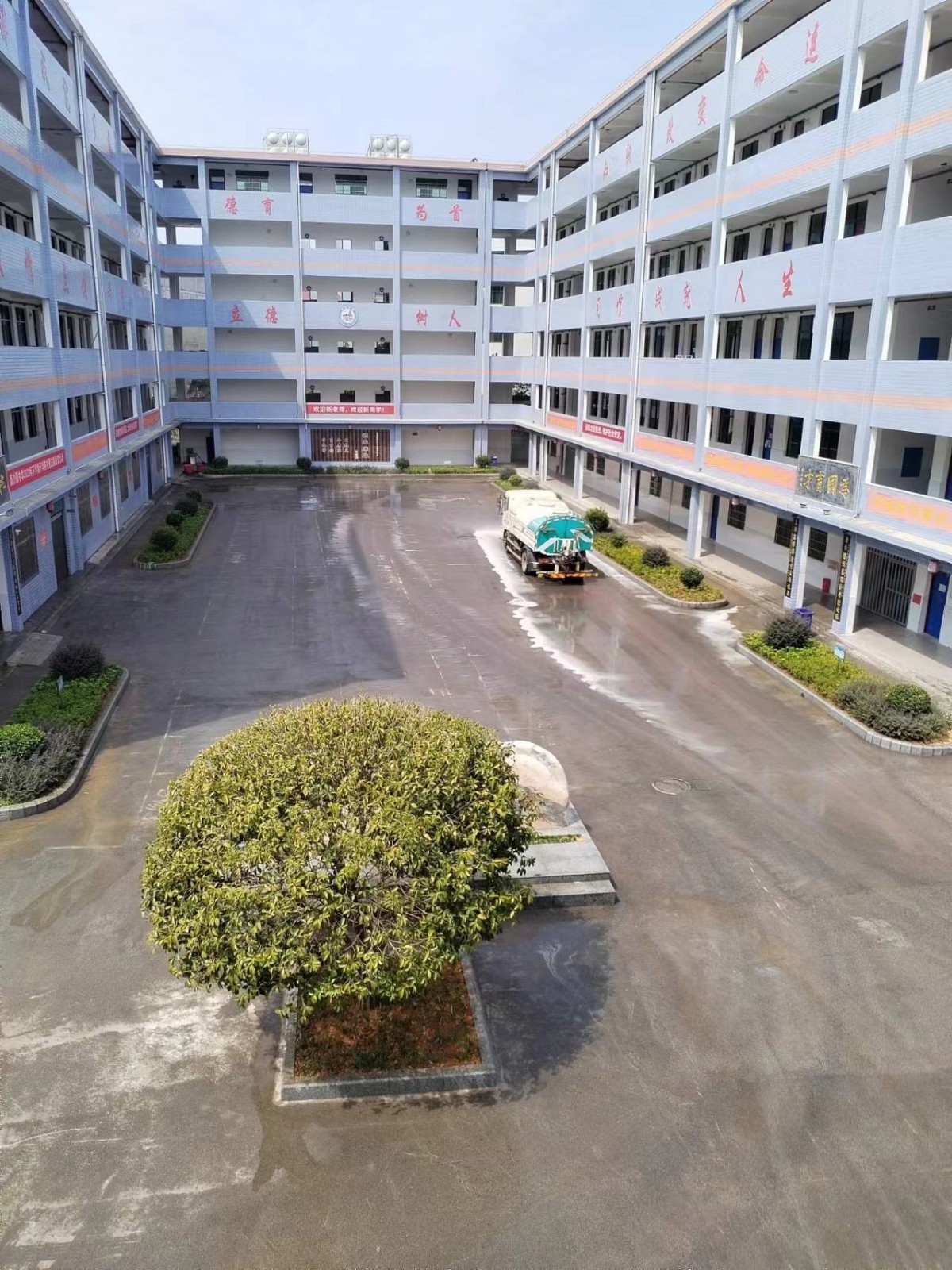 蓼湄助學(xué)協(xié)會志愿開展灑水清潔服務(wù)