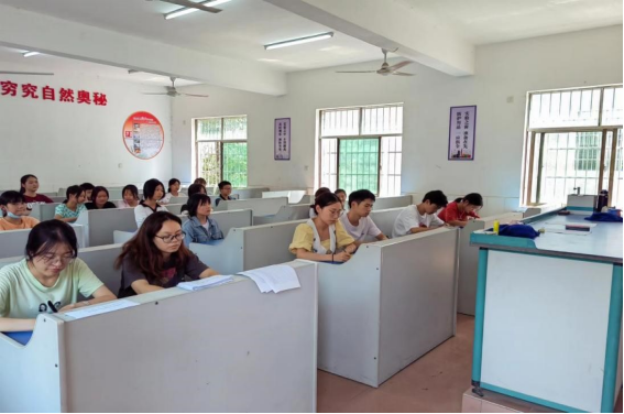 金稱市鎮(zhèn)中學(xué)開展“新荷之聲”七年級(jí)  播音員選拔賽