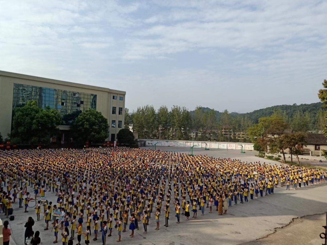 喜迎二十大 永遠(yuǎn)跟黨走 奮進(jìn)新征程             ——塘渡口鎮(zhèn)第一完全小學(xué)高小部2022年下學(xué)期開(kāi)學(xué)典禮