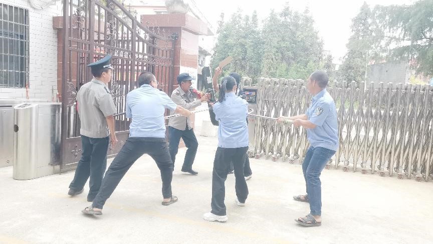 山門(mén)鎮(zhèn)橫溪初級(jí)中學(xué)舉行反恐防暴安全演練