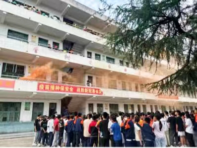 洞口縣山門中學(xué)開展防火災(zāi)安全疏散演練