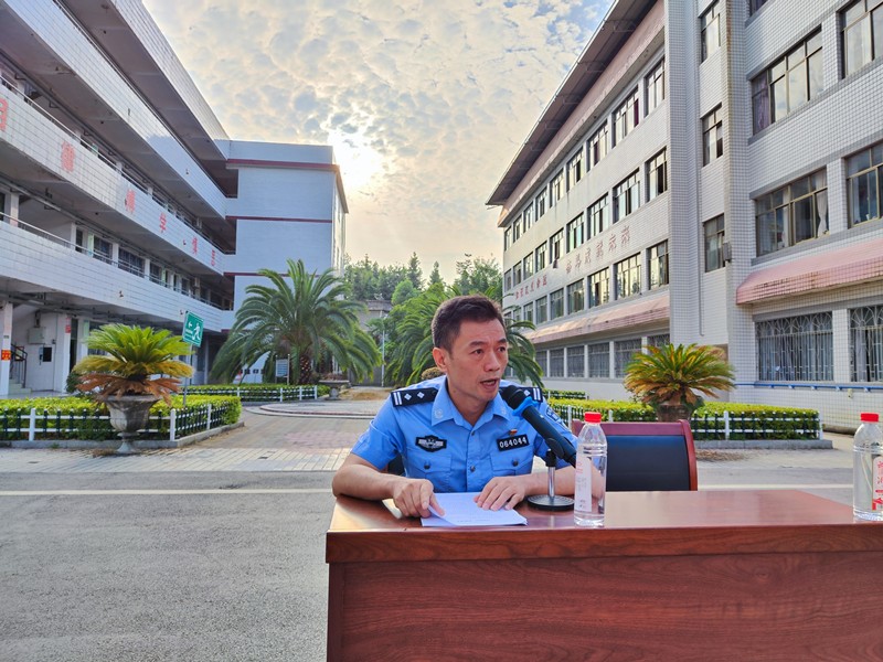 與法同行，護航成長——洞口四中開展校園安全與法治教育專題講座