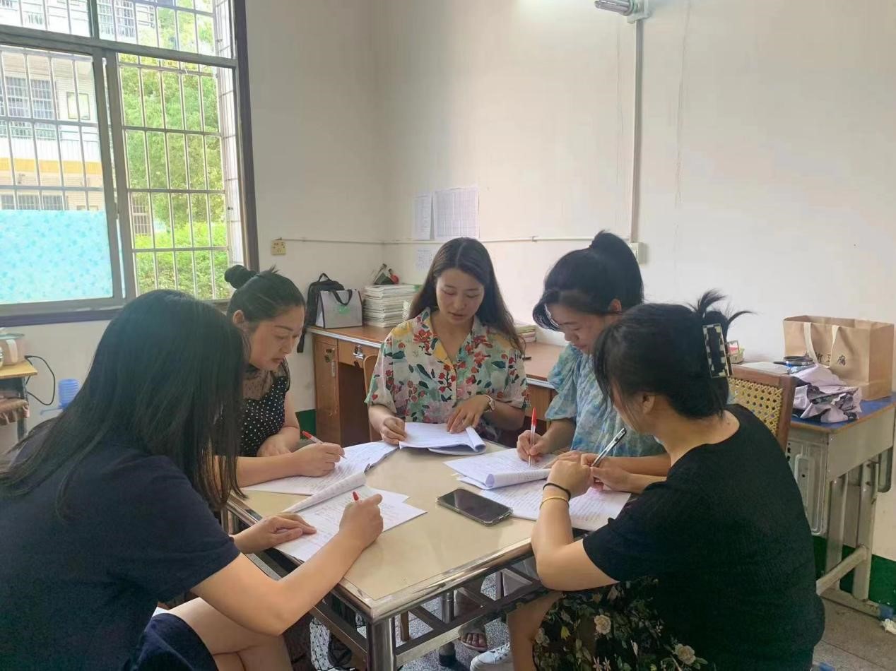 “釀百花之蜜 聚眾家所長”——記武岡市紅星小學(xué)語文教研組  2022年下學(xué)期第一次集體備課交流研討活動(dòng)