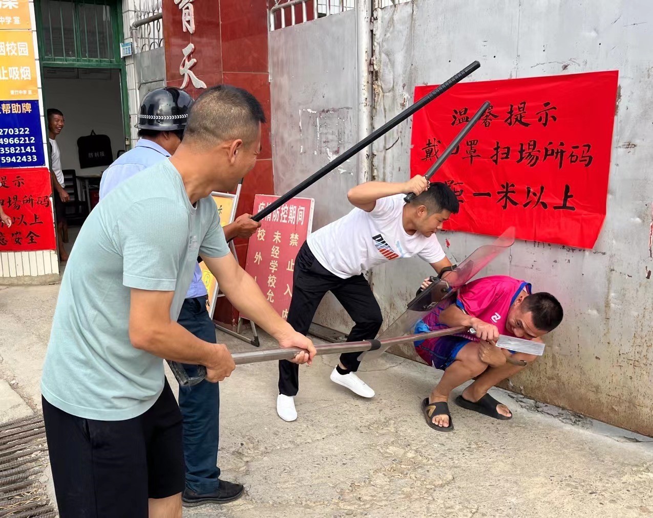 洞口管竹中學(xué)開(kāi)展“防恐防暴應(yīng)急演練”活動(dòng)